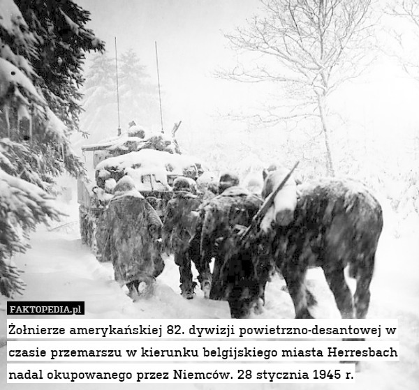 Żołnierze amerykańskiej 82. dywizji powietrzno-desantowej w czasie przemarszu w kierunku belgijskiego miasta Herresbach nadal okupowanego przez Niemców. 28 stycznia 1945 r. 