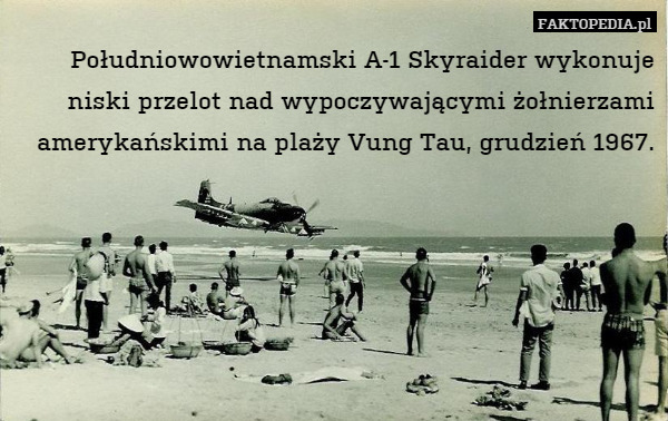 Południowowietnamski A-1 Skyraider wykonuje niski przelot nad wypoczywającymi żołnierzami amerykańskimi na plaży Vung Tau, grudzień 1967. 