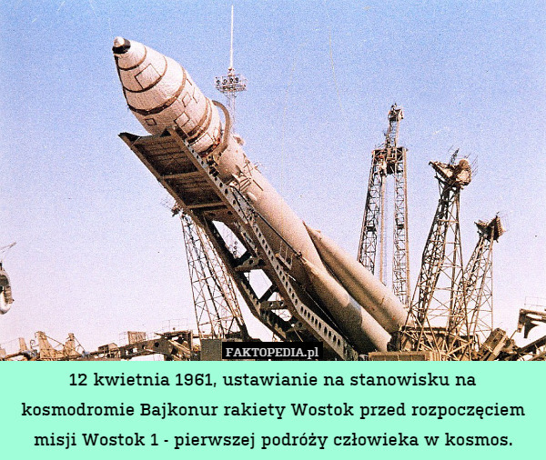 12 kwietnia 1961, ustawianie na stanowisku na kosmodromie Bajkonur rakiety Wostok przed rozpoczęciem misji Wostok 1 - pierwszej podróży człowieka w kosmos. 