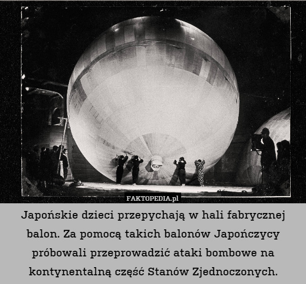 Japońskie dzieci przepychają w hali fabrycznej balon. Za pomocą takich balonów Japończycy próbowali przeprowadzić ataki bombowe na kontynentalną część Stanów Zjednoczonych. 