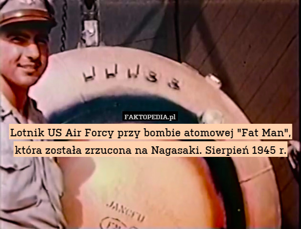 Lotnik US Air Forcy przy bombie atomowej "Fat Man", która została zrzucona na Nagasaki. Sierpień 1945 r. 