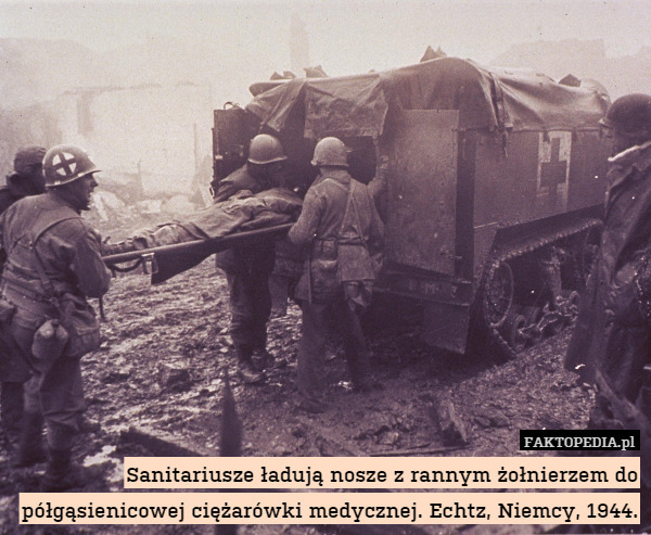Sanitariusze ładują nosze z rannym żołnierzem do półgąsienicowej ciężarówki medycznej. Echtz, Niemcy, 1944. 