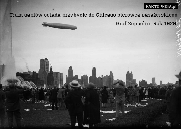 Tłum gapiów ogląda przybycie do Chicago sterowca pasażerskiego Graf Zeppelin. Rok 1929. 