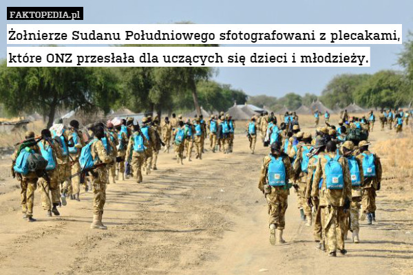 Żołnierze Sudanu Południowego sfotografowani z plecakami, które ONZ przesłała dla uczących się dzieci i młodzieży. 