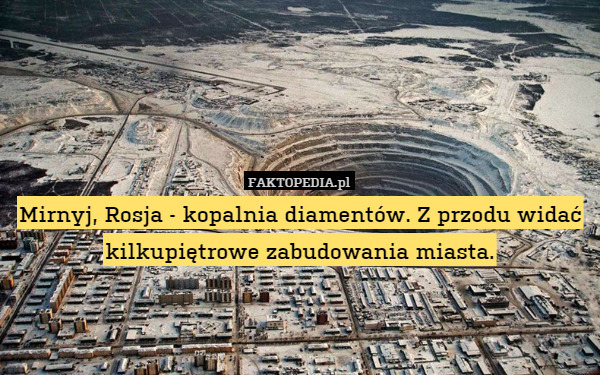 Mirnyj, Rosja - kopalnia diamentów. Z przodu widać kilkupiętrowe zabudowania miasta. 