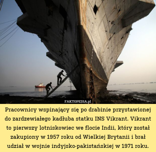 Pracownicy wspinający się po drabinie przystawionej do zardzewiałego kadłuba statku INS Vikrant. Vikrant to pierwszy lotniskowiec we flocie Indii, który został zakupiony w 1957 roku od Wielkiej Brytanii i brał udział w wojnie indyjsko-pakistańskiej w 1971 roku. 