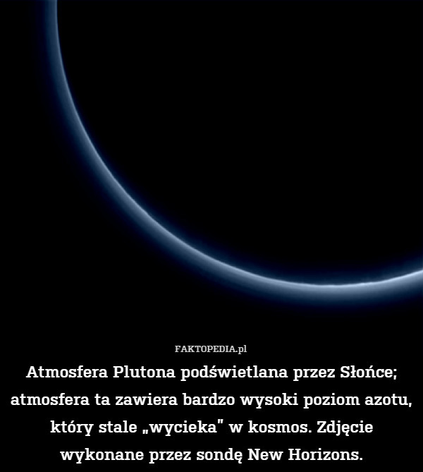 Atmosfera Plutona podświetlana przez Słońce; atmosfera ta zawiera bardzo wysoki poziom azotu, który stale „wycieka” w kosmos. Zdjęcie wykonane przez sondę New Horizons. 
