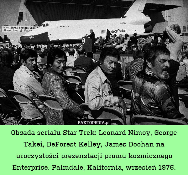 Obsada serialu Star Trek: Leonard Nimoy, George Takei, DeForest Kelley, James Doohan na uroczystości prezenstacji promu kosmicznego Enterprise. Palmdale, Kalifornia, wrzesień 1976. 