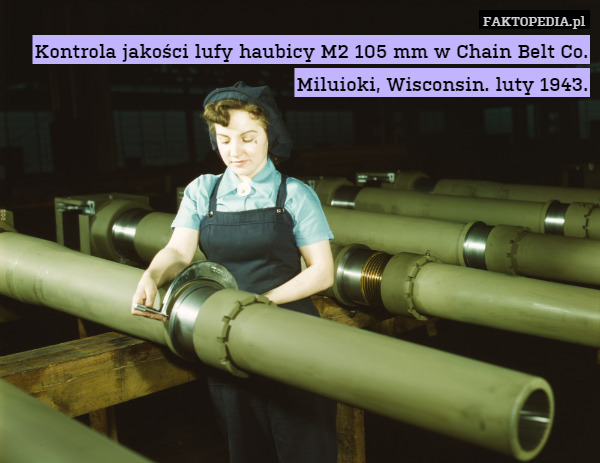 Kontrola jakości lufy haubicy M2 105 mm w Chain Belt Co. Miluioki, Wisconsin. luty 1943. 