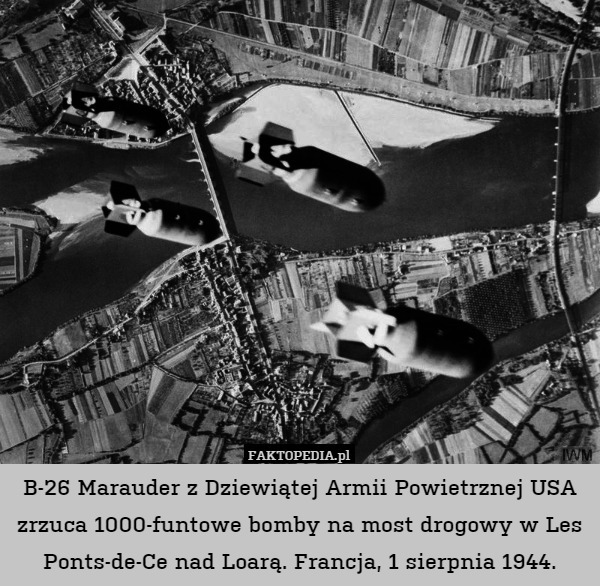 B-26 Marauder z Dziewiątej Armii Powietrznej USA zrzuca 1000-funtowe bomby na most drogowy w Les Ponts-de-Ce nad Loarą. Francja, 1 sierpnia 1944. 