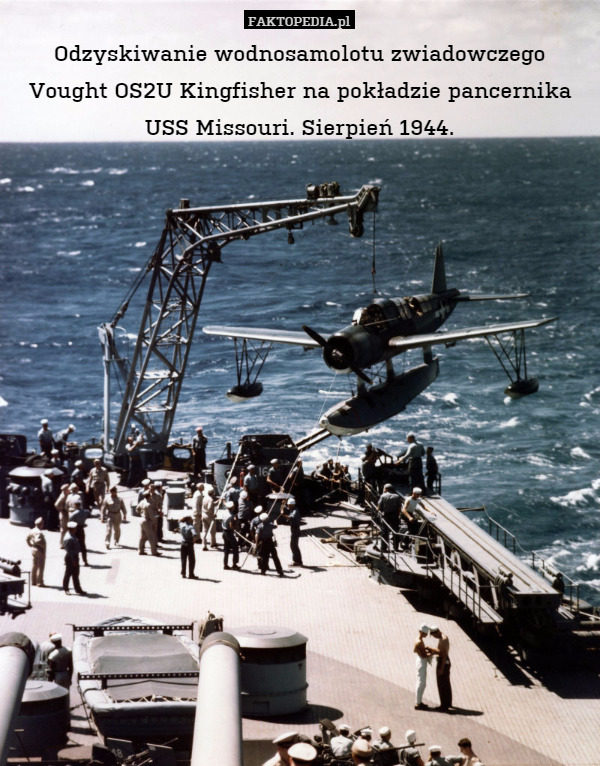 Odzyskiwanie wodnosamolotu zwiadowczego Vought OS2U Kingfisher na pokładzie pancernika USS Missouri. Sierpień 1944. 