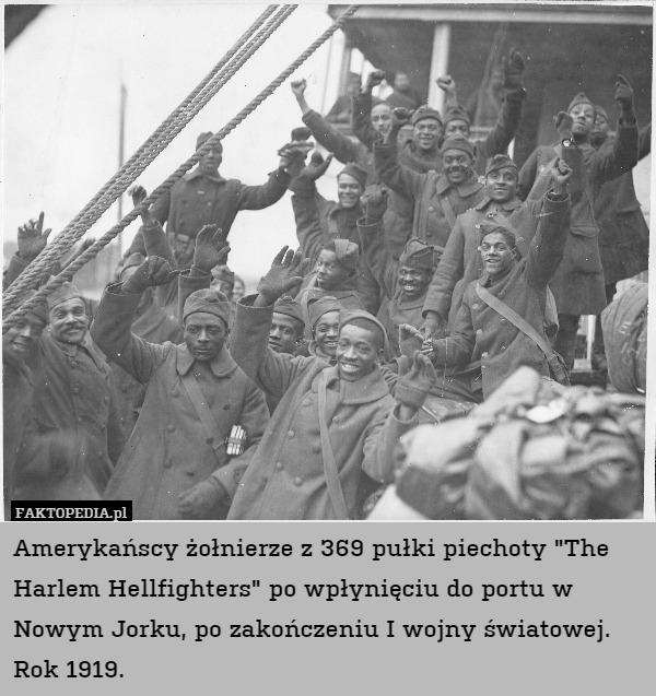 Amerykańscy żołnierze z 369 pułki piechoty "The Harlem Hellfighters" po wpłynięciu do portu w Nowym Jorku, po zakończeniu I wojny światowej. Rok 1919. 