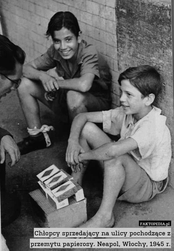 Chłopcy sprzedający na ulicy pochodzące z przemytu papierosy. Neapol, Włochy, 1945 r. 