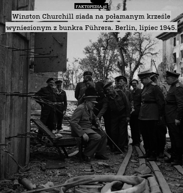 Winston Churchill siada na połamanym krześle wyniesionym z bunkra Führera. Berlin, lipiec 1945. 
