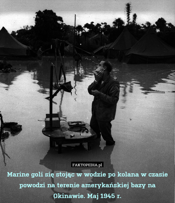 Marine goli się stojąc w wodzie po kolana w czasie powodzi na terenie amerykańskiej bazy na Okinawie. Maj 1945 r. 