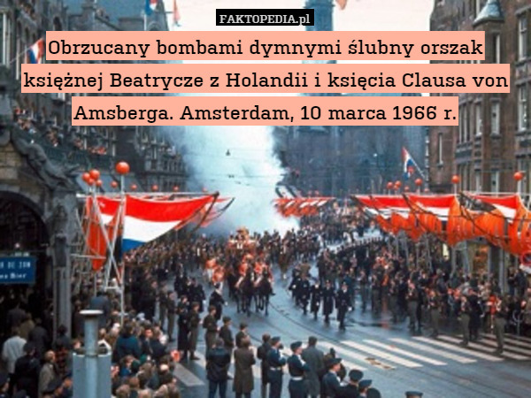 Obrzucany bombami dymnymi ślubny orszak księżnej Beatrycze z Holandii i księcia Clausa von Amsberga. Amsterdam, 10 marca 1966 r. 