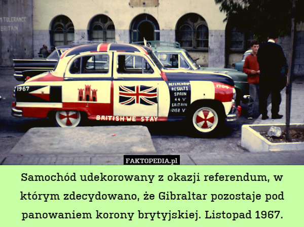 Samochód udekorowany z okazji referendum, w którym zdecydowano, że Gibraltar pozostaje pod panowaniem korony brytyjskiej. Listopad 1967. 