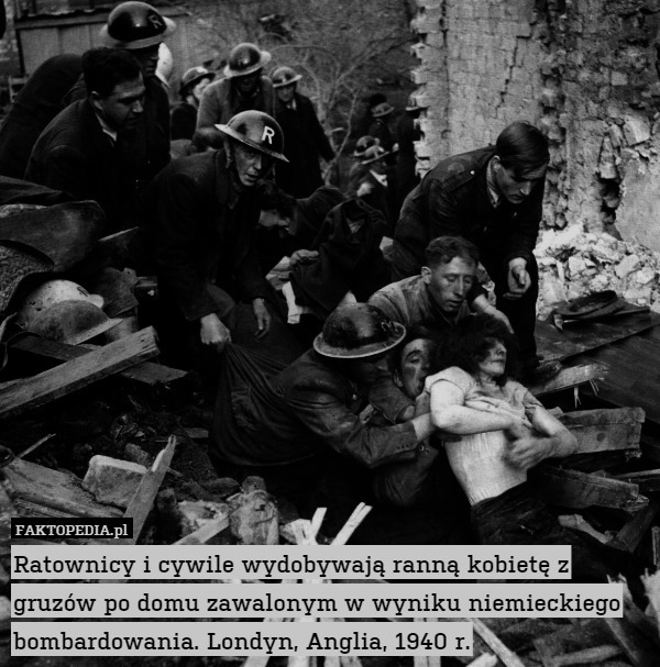 Ratownicy i cywile wydobywają ranną kobietę z gruzów po domu zawalonym w wyniku niemieckiego bombardowania. Londyn, Anglia, 1940 r. 