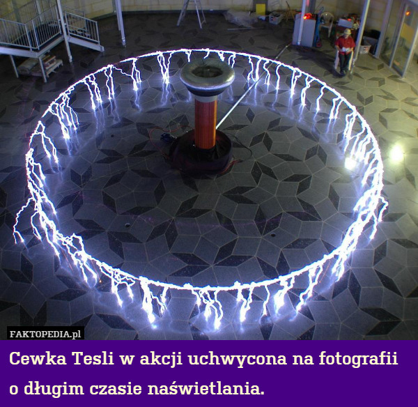 Cewka Tesli w akcji uchwycona na fotografii
o długim czasie naświetlania. 