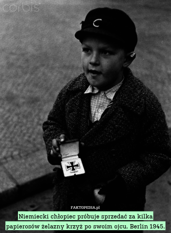 Niemiecki chłopiec próbuje sprzedać za kilka papierosów żelazny krzyż po swoim ojcu. Berlin 1945. 