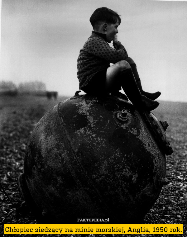 Chłopiec siedzący na minie morskiej, Anglia, 1950 rok. 