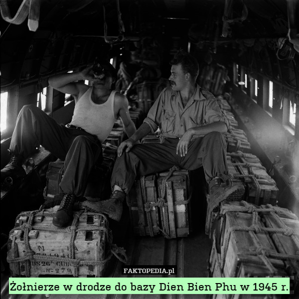 Żołnierze w drodze do bazy Dien Bien Phu w 1945 r. 