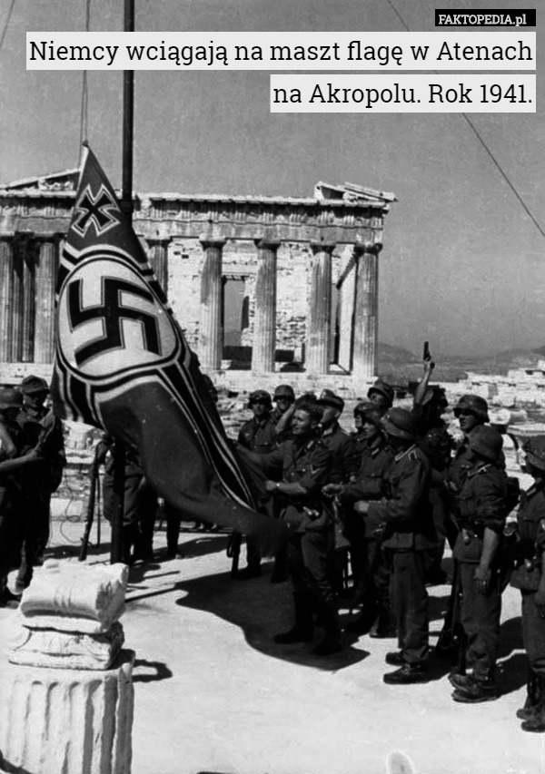 Niemcy wciągają na maszt flagę w Atenach na Akropolu. Rok 1941. 
