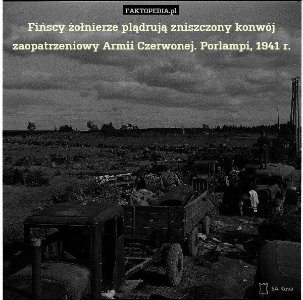 Fińscy żołnierze plądrują zniszczony konwój zaopatrzeniowy Armii Czerwonej. Porlampi, 1941 r. 