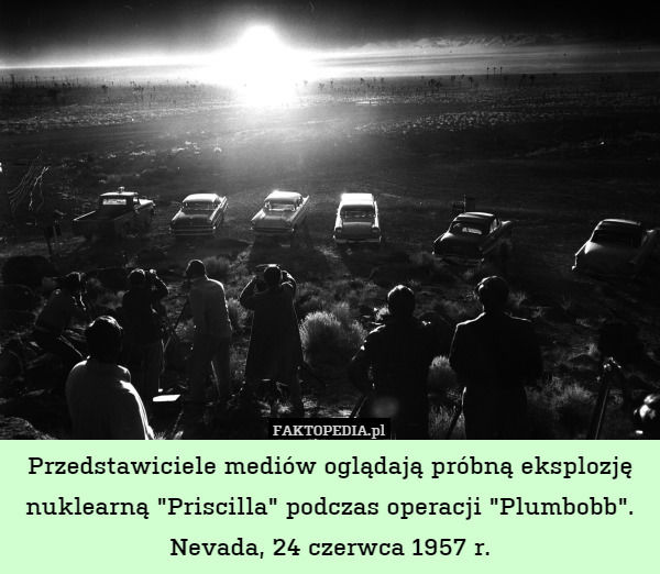 Przedstawiciele mediów oglądają próbną eksplozję nuklearną "Priscilla" podczas operacji "Plumbobb". Nevada, 24 czerwca 1957 r. 
