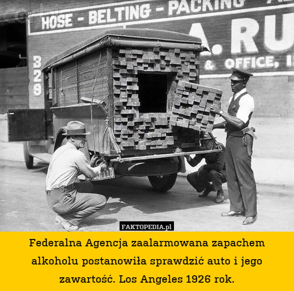 Federalna Agencja zaalarmowana zapachem alkoholu postanowiła sprawdzić auto i jego zawartość. Los Angeles 1926 rok. 