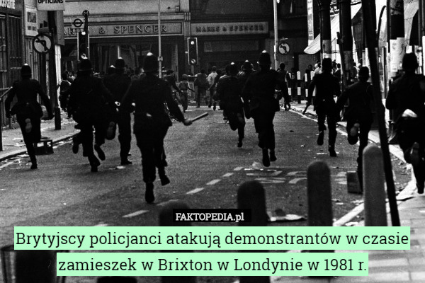 Brytyjscy policjanci atakują demonstrantów w czasie zamieszek w Brixton w Londynie w 1981 r. 