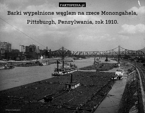Barki wypełnione węglem na rzece Monongahela, Pittsburgh, Pensylwania, rok 1910. 