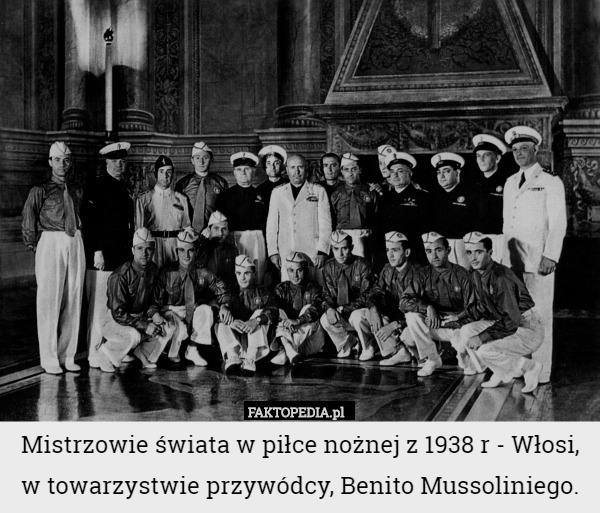 Mistrzowie świata w piłce nożnej z 1938 r - Włosi, w towarzystwie przywódcy, Benito Mussoliniego. 
