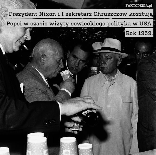 Prezydent Nixon i I sekretarz Chruszczow kosztują Pepsi w czasie wizyty sowieckiego polityka w USA. Rok 1959. 