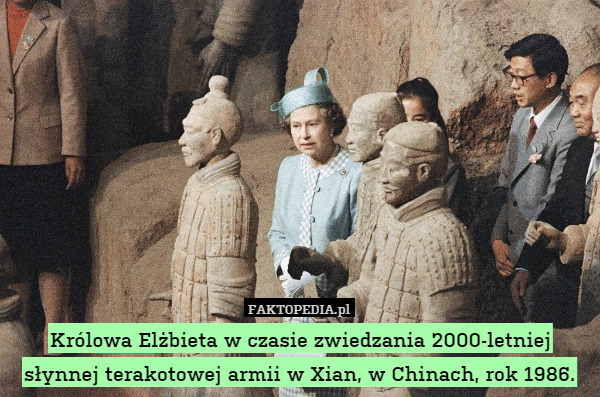 Królowa Elżbieta w czasie zwiedzania 2000-letniej słynnej terakotowej armii w Xian, w Chinach, rok 1986. 