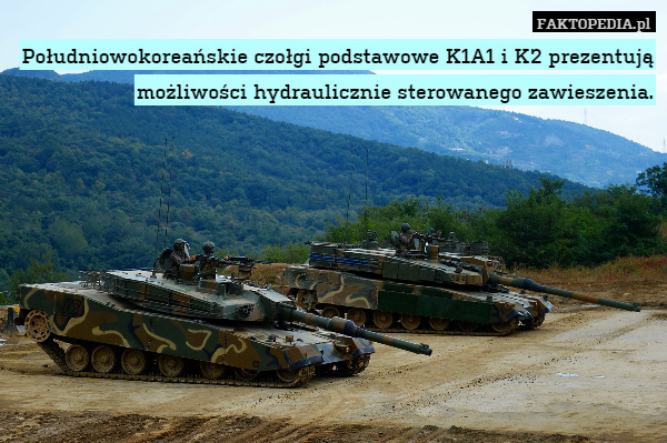 Południowokoreańskie czołgi podstawowe K1A1 i K2 prezentują możliwości hydraulicznie sterowanego zawieszenia. 