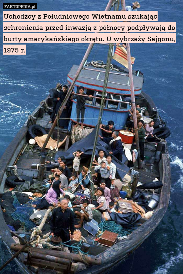 Uchodźcy z Południowego Wietnamu szukając schronienia przed inwazją z północy podpływają do burty amerykańskiego okrętu. U wybrzeży Sajgonu, 1975 r. 