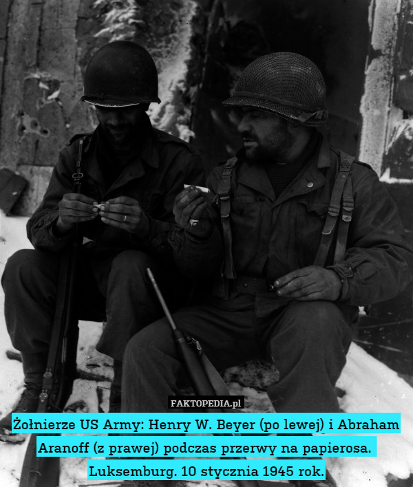 Żołnierze US Army: Henry W. Beyer (po lewej) i Abraham Aranoff (z prawej) podczas przerwy na papierosa. 
Luksemburg. 10 stycznia 1945 rok. 