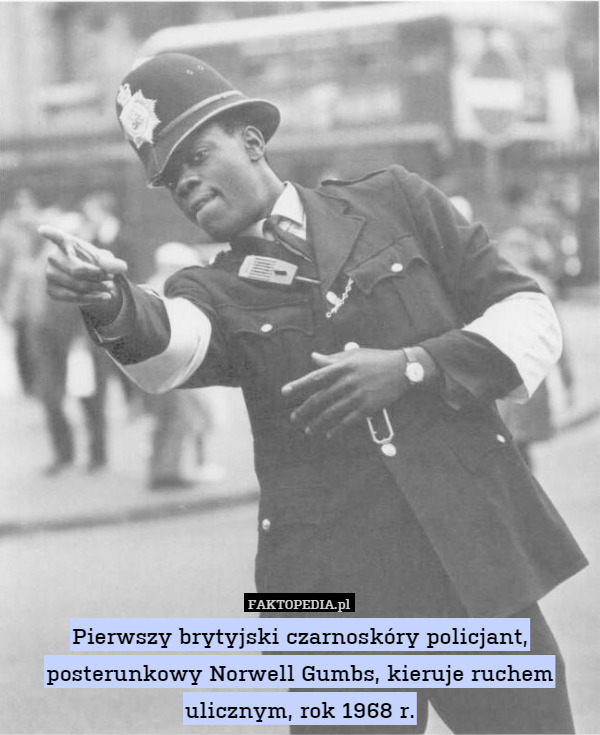 Pierwszy brytyjski czarnoskóry policjant, posterunkowy Norwell Gumbs, kieruje ruchem ulicznym, rok 1968 r. 