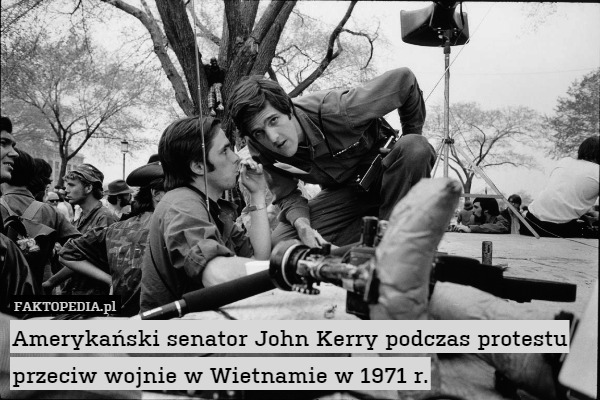 Amerykański senator John Kerry podczas protestu przeciw wojnie w Wietnamie w 1971 r. 