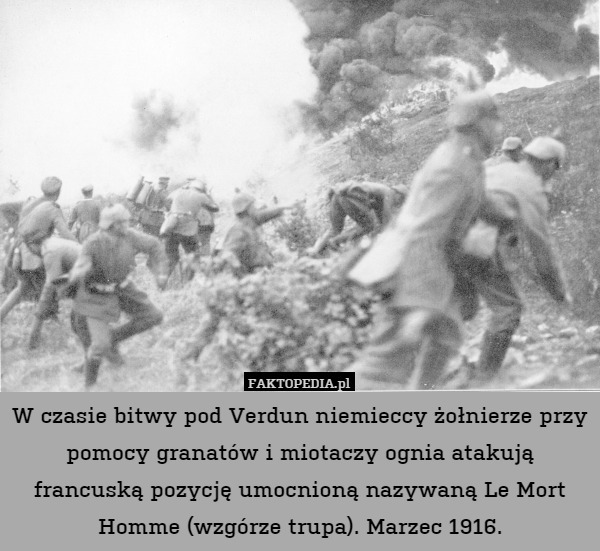 W czasie bitwy pod Verdun niemieccy żołnierze przy pomocy granatów i miotaczy ognia atakują francuską pozycję umocnioną nazywaną Le Mort Homme (wzgórze trupa). Marzec 1916. 