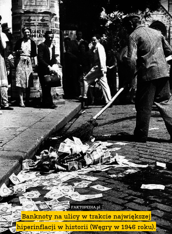 Banknoty na ulicy w trakcie największej hiperinflacji w historii (Węgry w 1946 roku). 