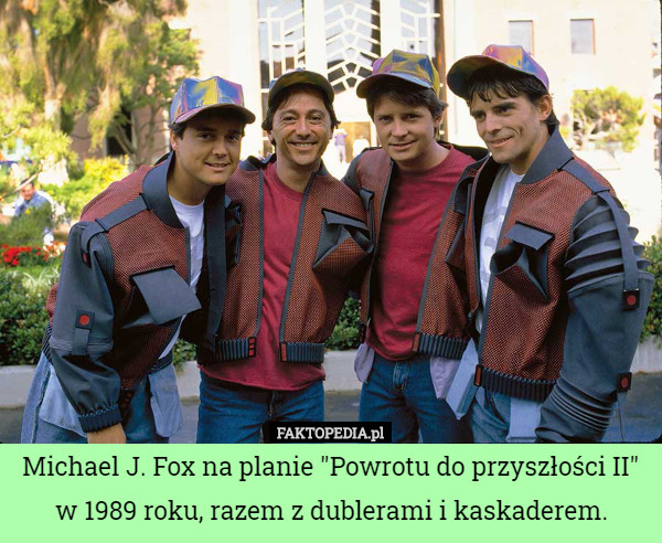 Michael J. Fox na planie "Powrotu do przyszłości II" w 1989 roku, razem z dublerami i kaskaderem. 