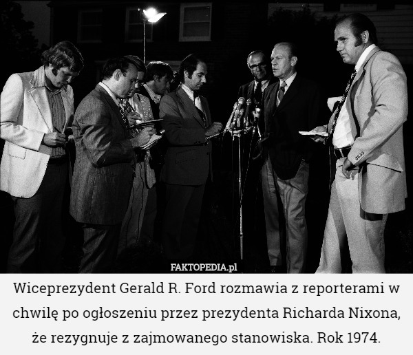 Wiceprezydent Gerald R. Ford rozmawia z reporterami w chwilę po ogłoszeniu przez prezydenta Richarda Nixona, że rezygnuje z zajmowanego stanowiska. Rok 1974. 