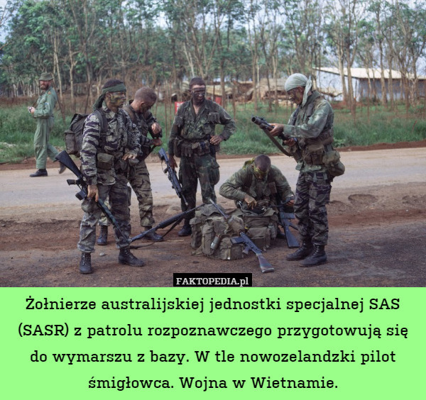 Żołnierze australijskiej jednostki specjalnej SAS (SASR) z patrolu rozpoznawczego przygotowują się do wymarszu z bazy. W tle nowozelandzki pilot śmigłowca. Wojna w Wietnamie. 