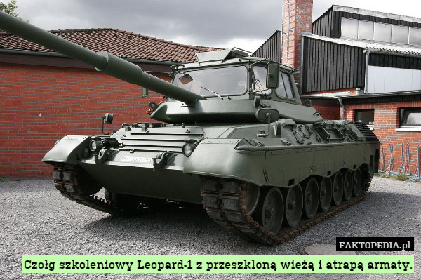 Czołg szkoleniowy Leopard-1 z przeszkloną wieżą i atrapą armaty. 