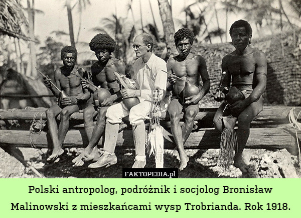 Polski antropolog, podróżnik i socjolog Bronisław Malinowski z mieszkańcami wysp Trobrianda. Rok 1918. 