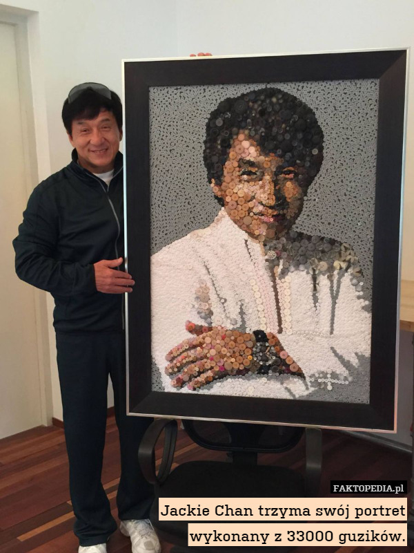 Jackie Chan trzyma swój portret
wykonany z 33000 guzików. 