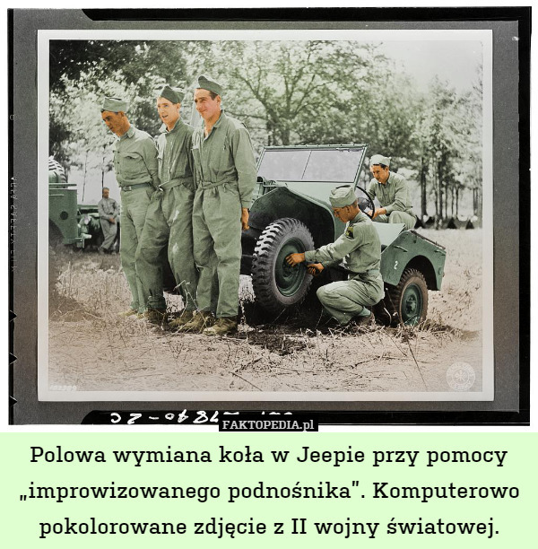 Polowa wymiana koła w Jeepie przy pomocy „improwizowanego podnośnika”. Komputerowo pokolorowane zdjęcie z II wojny światowej. 