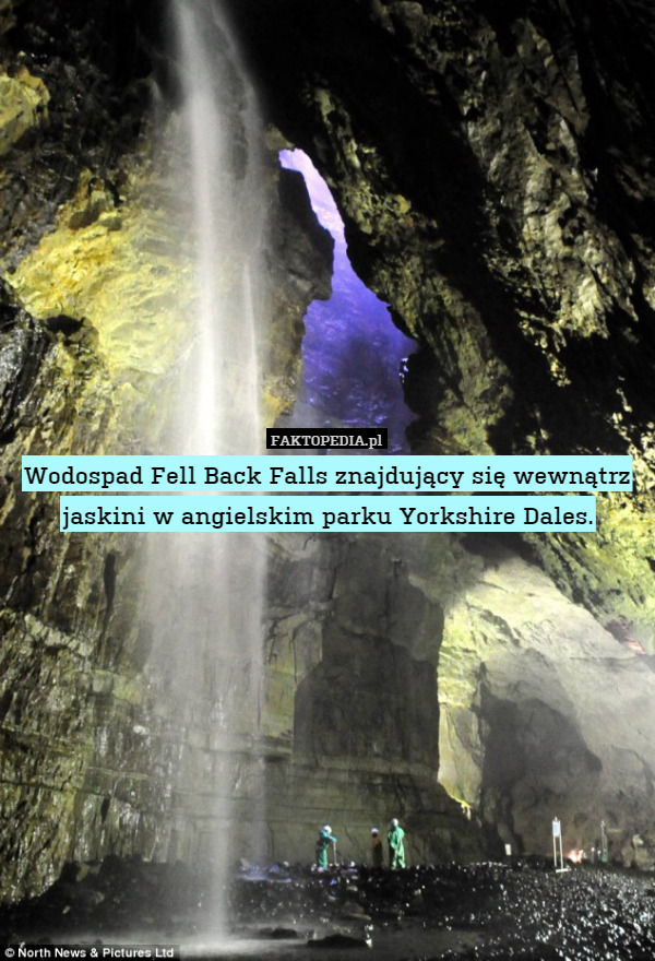 Wodospad Fell Back Falls znajdujący się wewnątrz jaskini w angielskim parku Yorkshire Dales. 